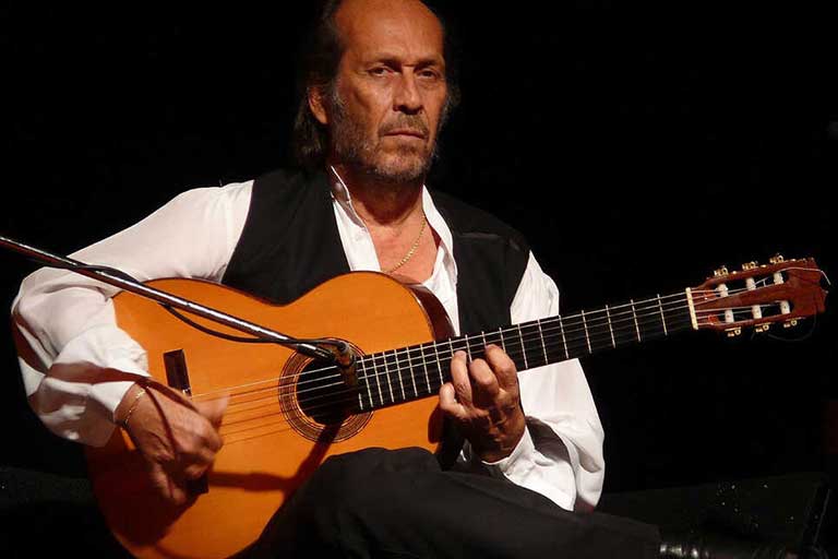 پاکو د لوچیا در حال نواختن گیتار فلامنکو